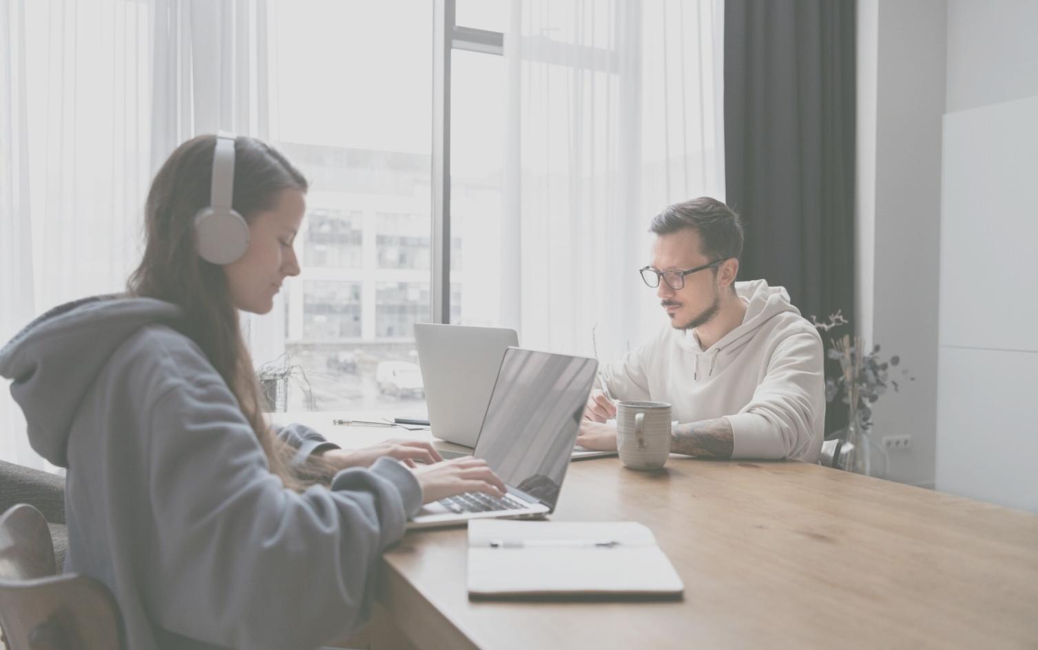 Gruppenarbeit bei der Analyse von Geschäftsberichten