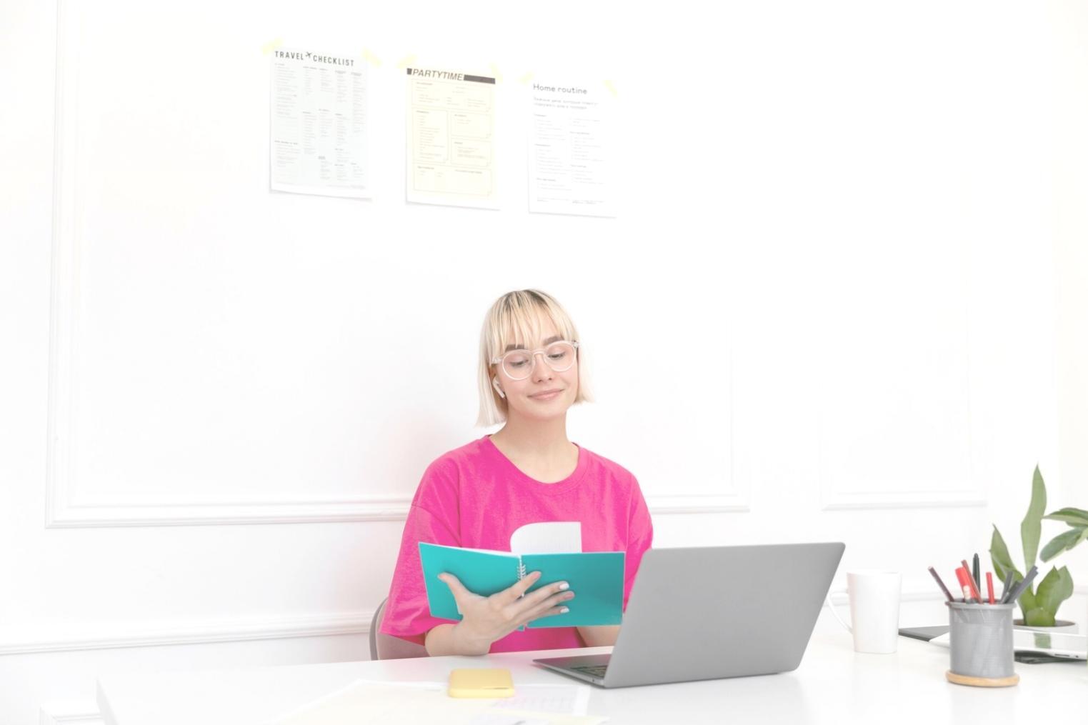 Teilnehmerin analysiert Finanzdokumente am Schreibtisch