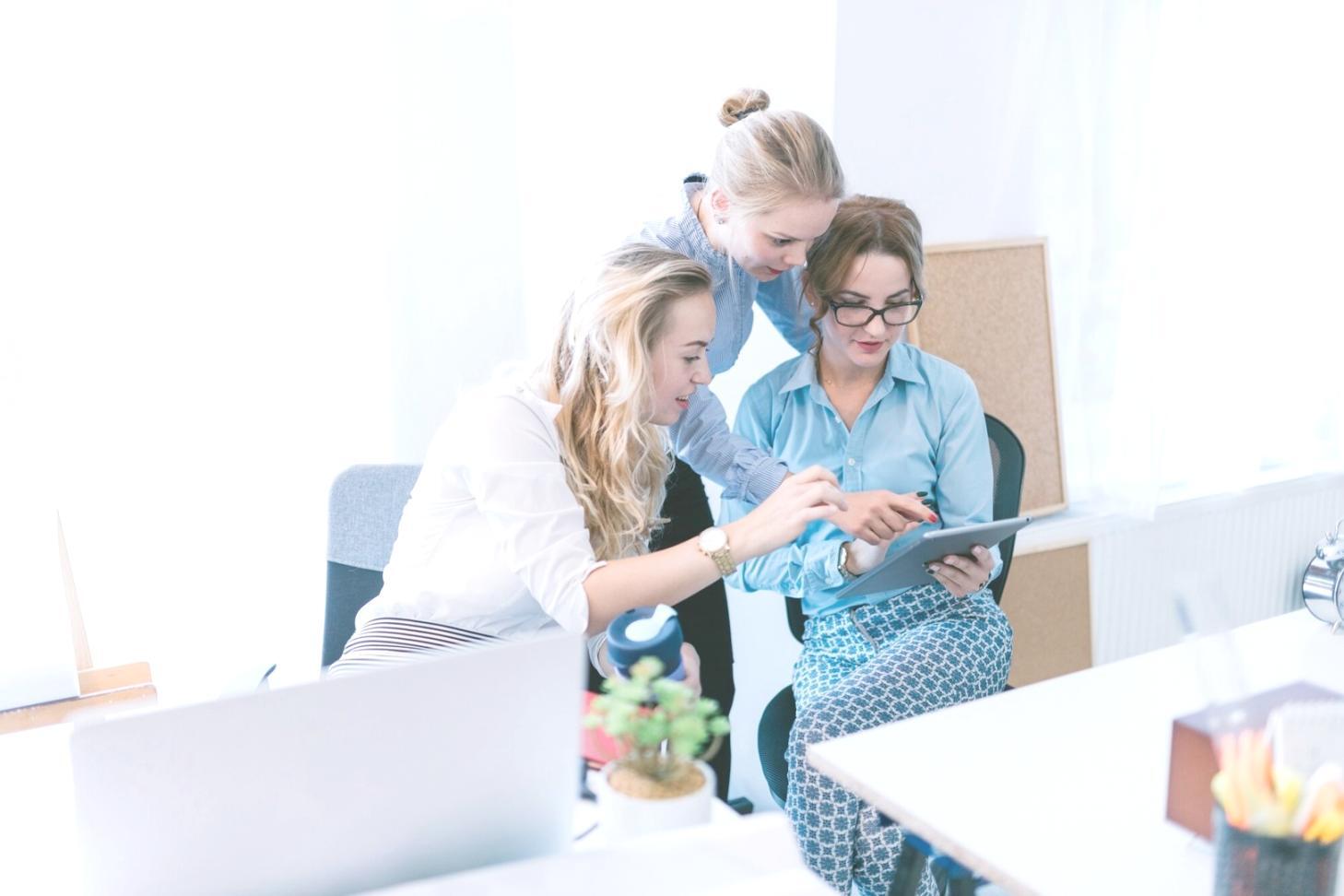 Nahaufnahme von Kennzahlen in einem Finanzbericht